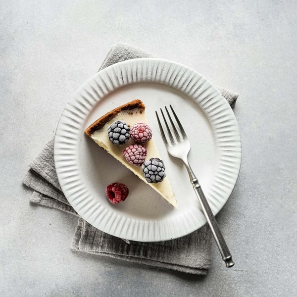 Comment préparer un cheesecake aux fruits rouges avec une texture ferme et crémeuse?